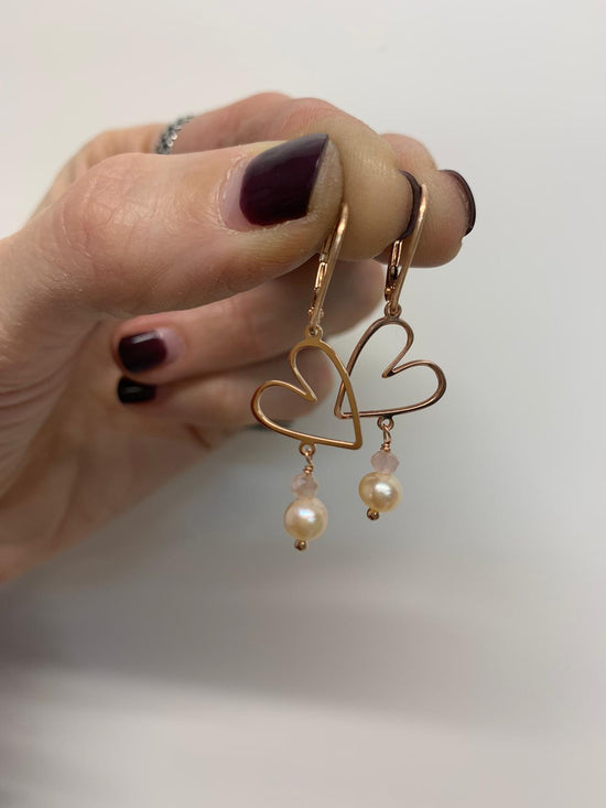 Coppia orecchini a monachella con cuore Mikonos, cristallo e perla rosa pendente