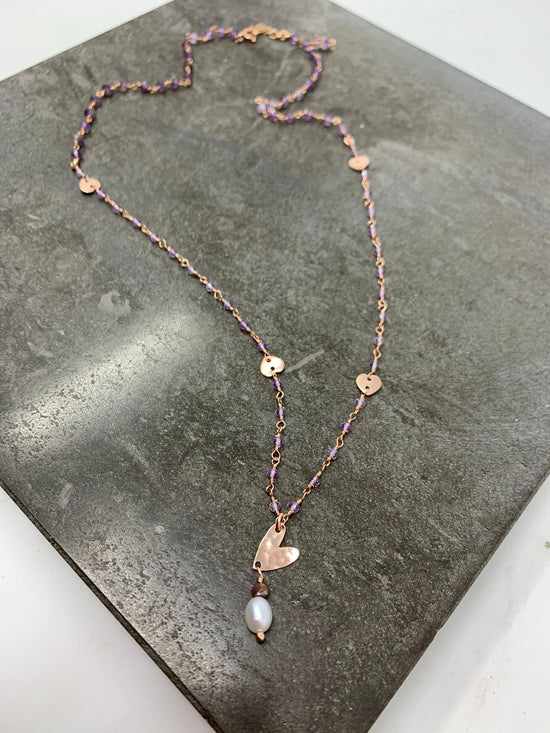 Collana cristalli lilla con micro cuori in linea cm50 rosé con cuore battuto al centro con piccola perla barocca pendente