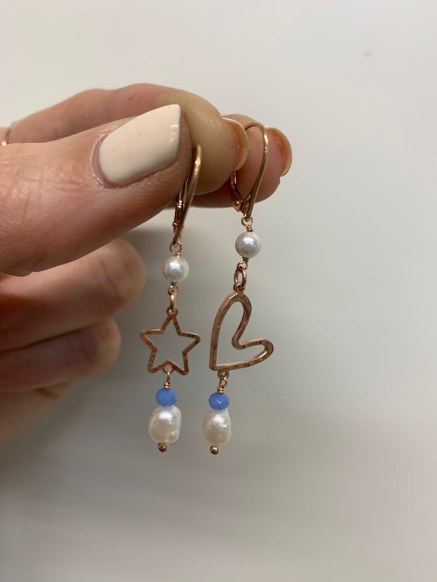Coppia orecchini a monachella con cuore allungato vuoto e stella vuota Capri con cristallo azzurro polvere e perla barocca
