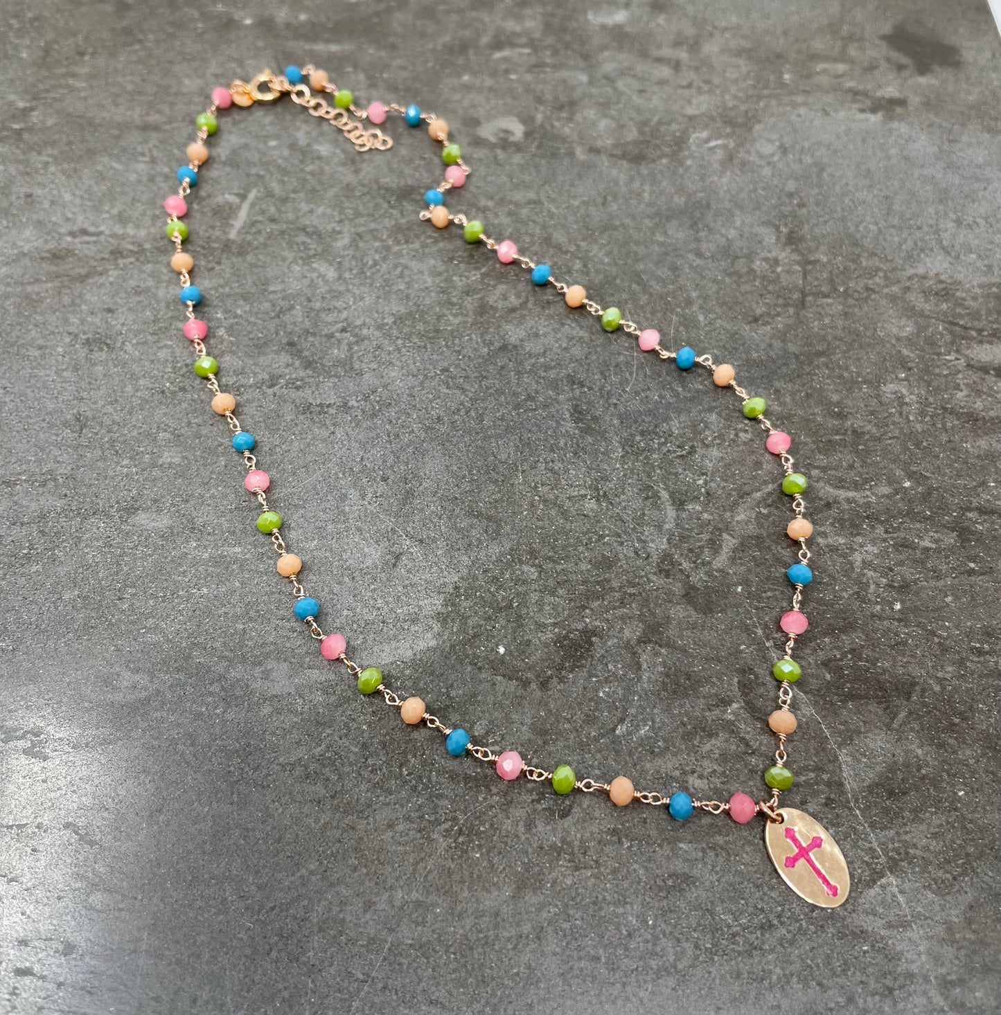 Collana cristalli ottanio,rosa,ocra,verde con cialdina battuta con croce magenta cm 40 - pezzo unico