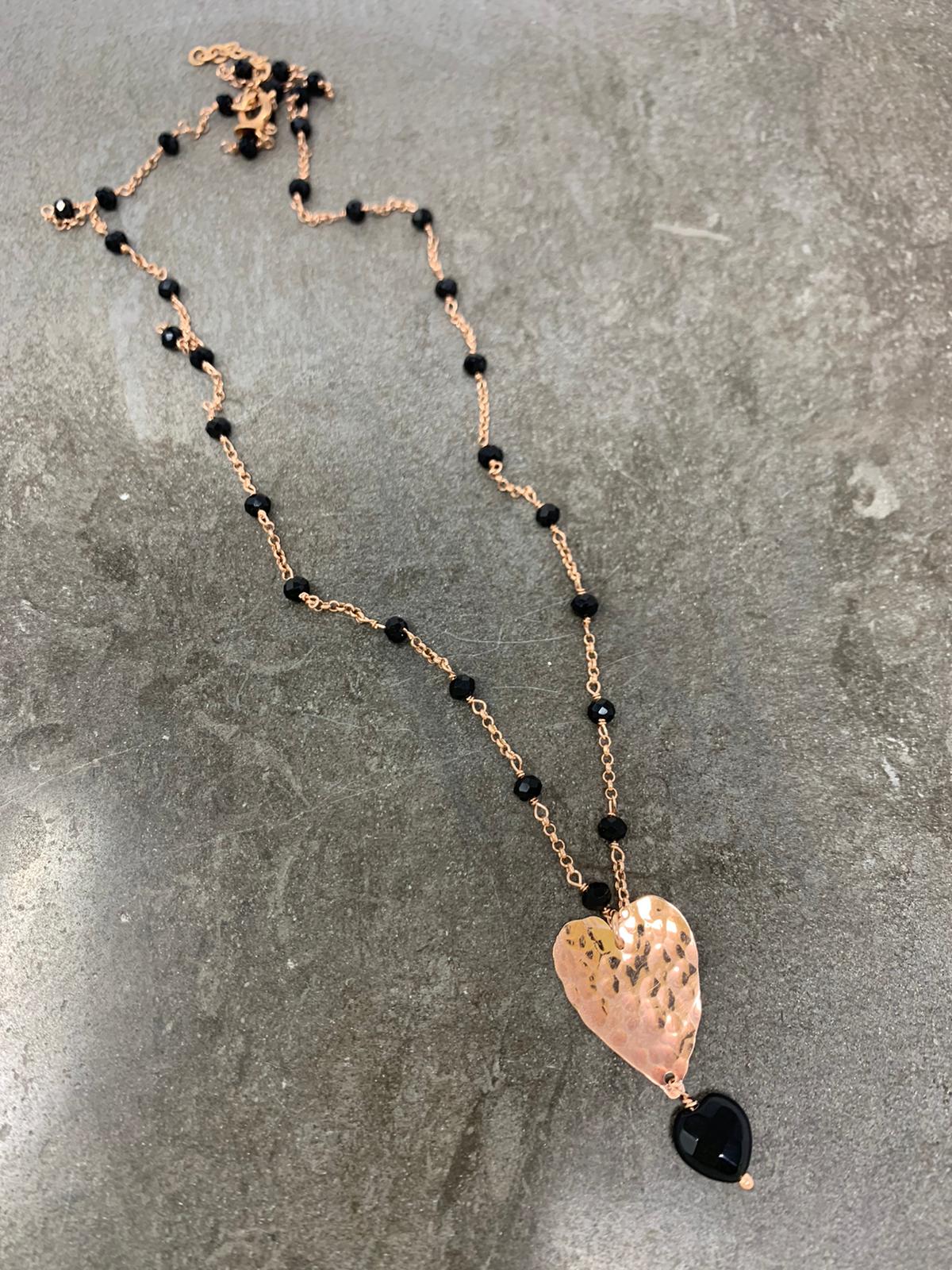Collana catena rollò alternata da cristalli neri cm50 base rosé con cuore allungato battuto da 1,5 cm con pietra a cuore