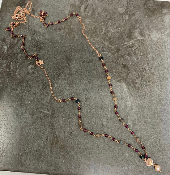 Collana cm80 con granato multicolore e piccolo cuore pendente con perle rosa cipria - pezzo unico