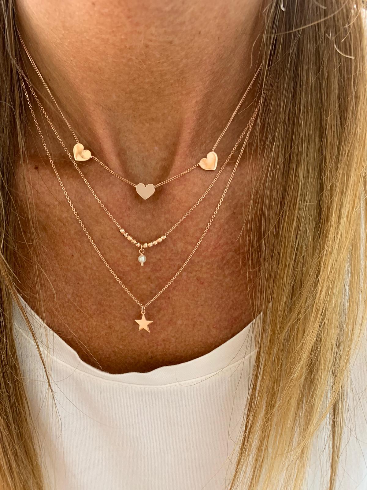 Unica collana a due fili con pepite diamantate rosé, una piccola perla da 0,4 mm pendente ed una stella da 0,8 mm pendente bagnata in oro rosé