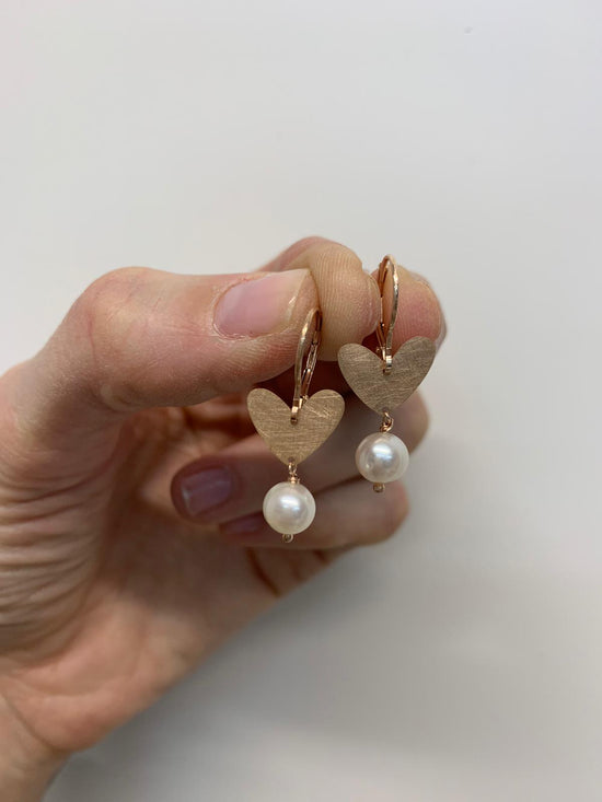 Coppia monachella scattino cuori bacio satinato da 1,5 mm con perla tonda bianca pendente
