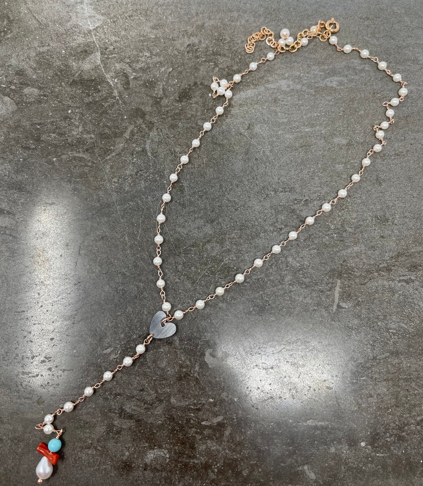 Collana perle con cuore satinato rutenio con allungo cristallo tiffani,corallini e perla 40 + 5