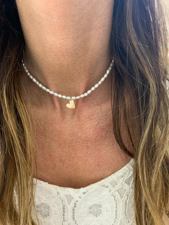 Collana choker perle risino da 0,2 mm irregolari con cuore sweet da 1 cm rosè - cm 35