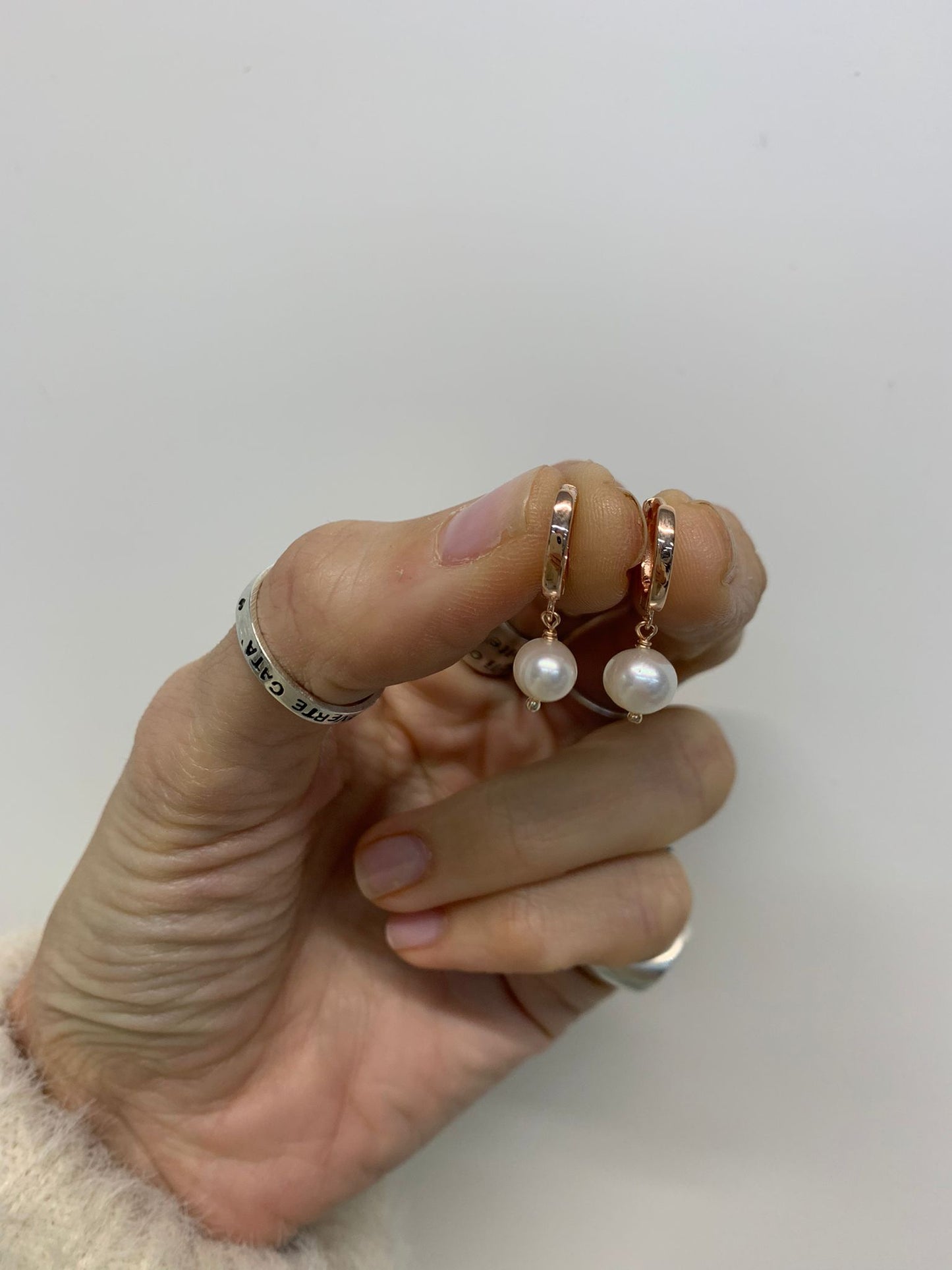 Coppia orecchini cerchietto scattino con perla tonda irregolare