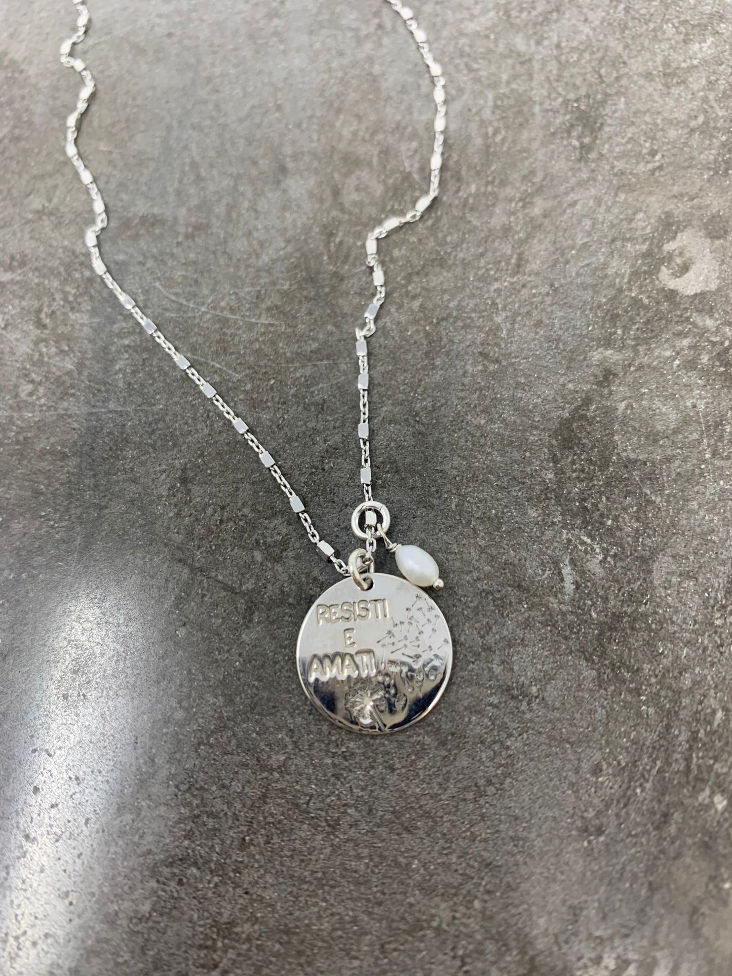Collana catena dadini argento bianco cm 40 con targhetta personalizzata RESISTI E AMATI e con inciso il soffione ed una piccola perla pendente