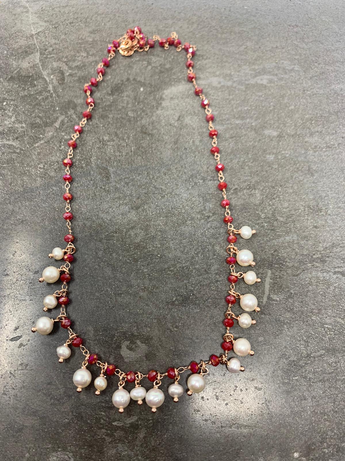Collana cristalli rosso cangiante cm40 con perle piccole e medie pendenti