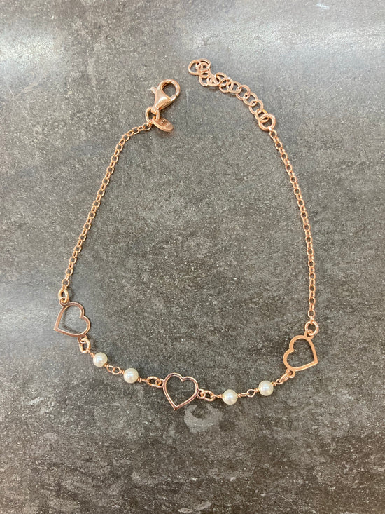 Bracciale con cuori vuoti rosè e alternati a perle