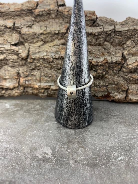 Anello fedina liscia con tondino scorrevole cuori incisi misura 15 - pezzo unico