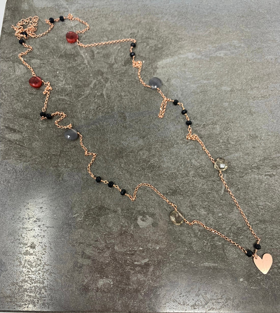 Collana catena rollò base rosé cm60 con pietre a goccia bordeaux e viola alternate a cristalli neri con cuore rosé pendente - pezzo unico