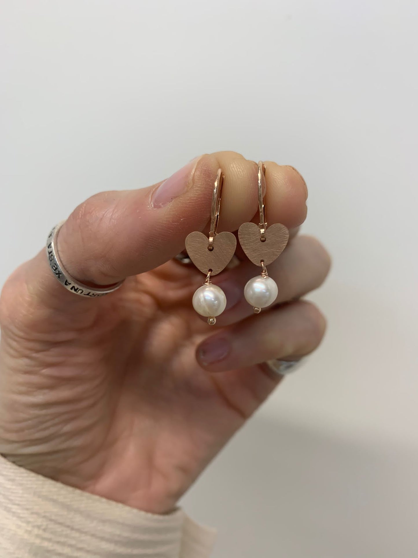 Coppia orecchini cuori coccolosi con perla tonda bianca
