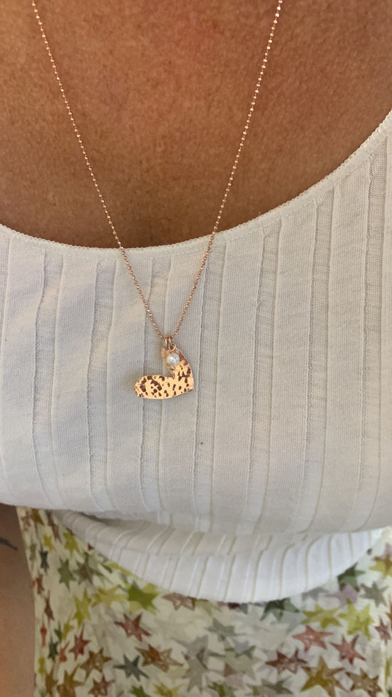 Collana catena militare diamantata rosé cm 60 con cuore bacio battuto da 2 cm con piccola perla bianca pendente