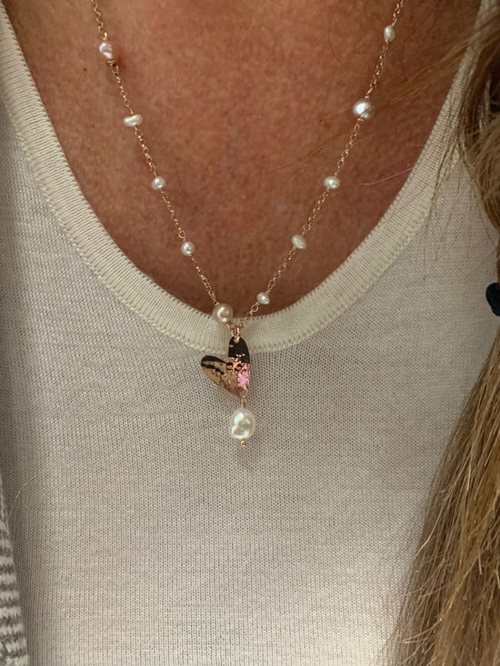 Collana catena rollò alternata da perle bianche e rosa base rosé cm50 con cuore allungato battuto