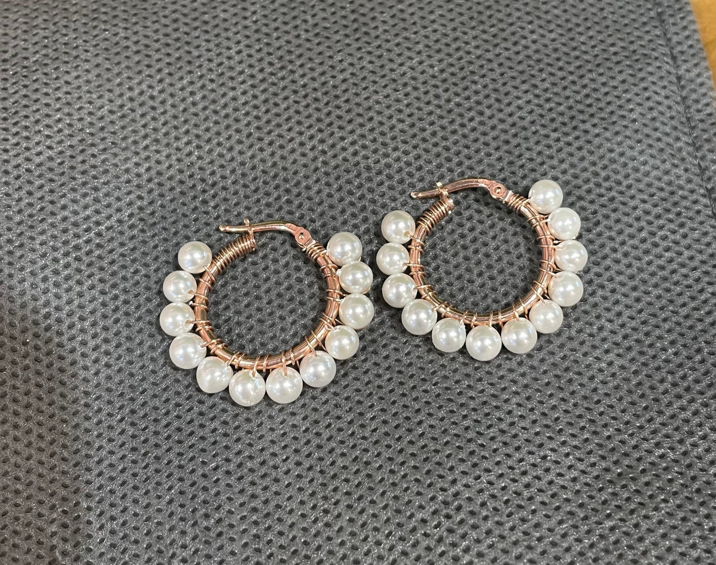 Coppia orecchini a cerchietto di perle 1,5 mm