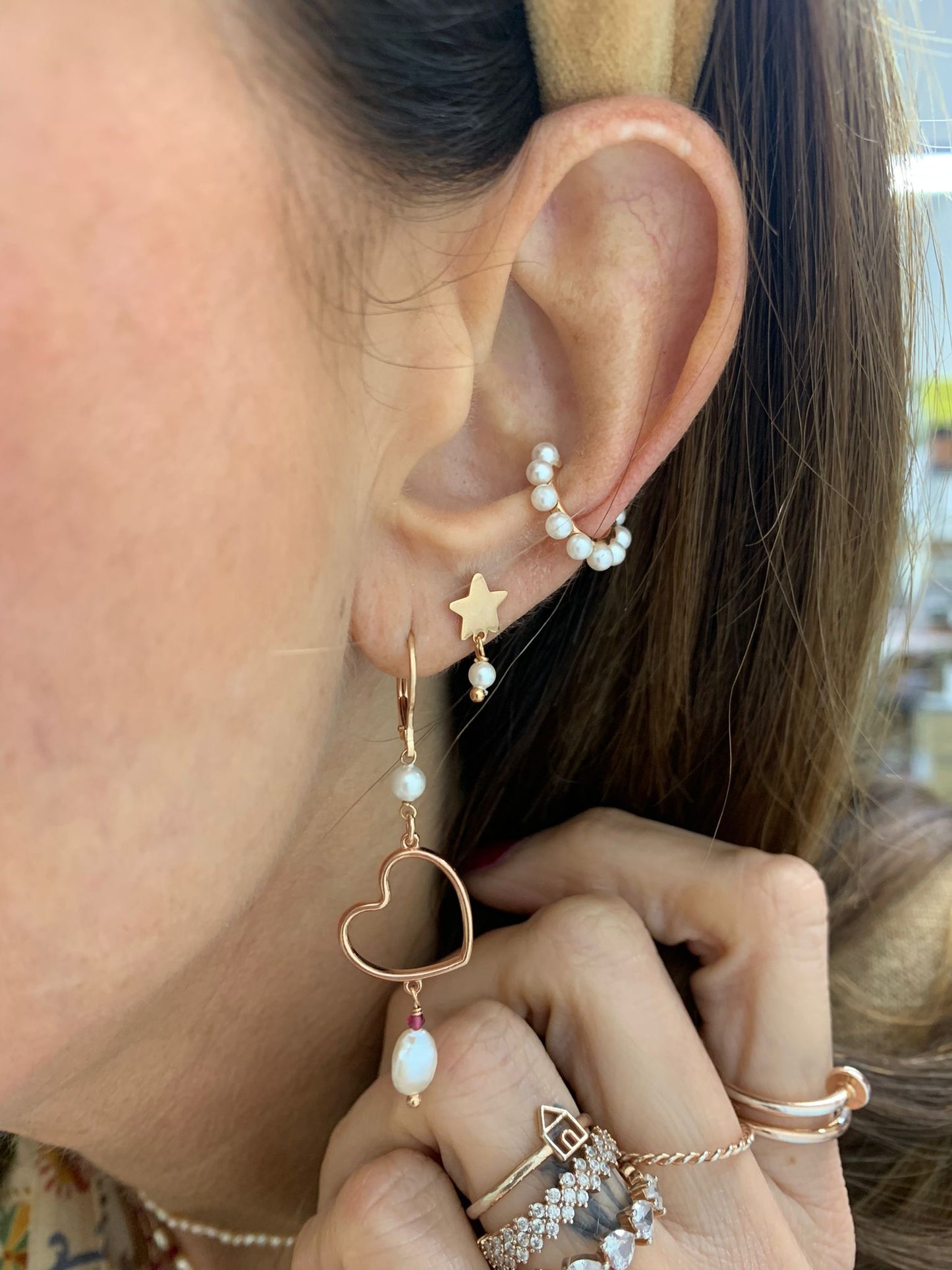 Coppia orecchini a monachella con perla, cuore vuoto, micro cristallo magenta e perla barocca pendente