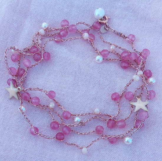 Cavigliera o bracciale o collana macramè con cristalli rosa antico, perle e stelle rosa chiaro