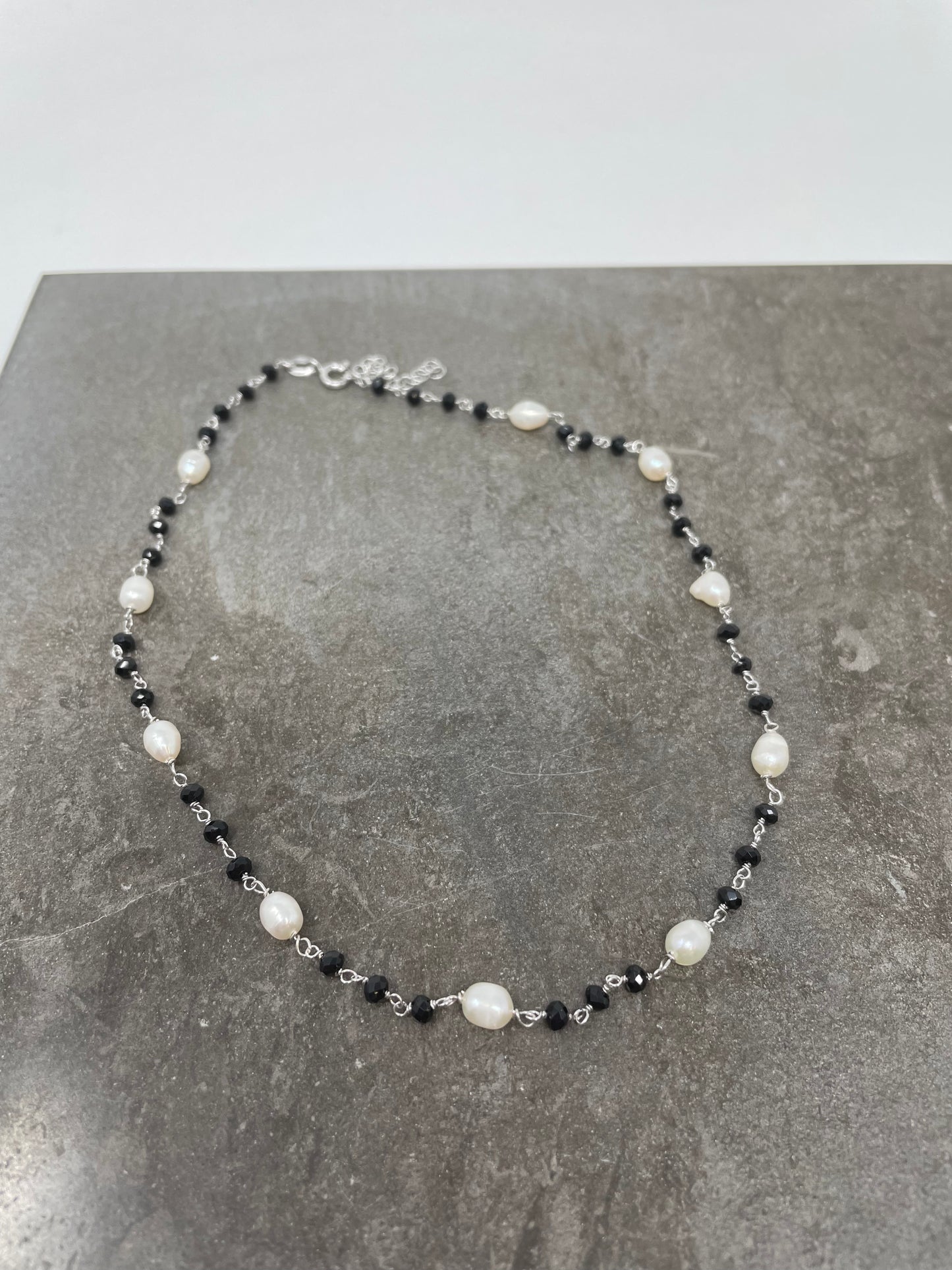 Collana base argento bianco cristalli neri alternati a perle cm 38 - Lumiere Bijoux