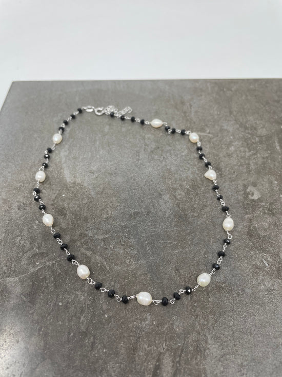 Collana base argento bianco cristalli neri alternati a perle cm 38