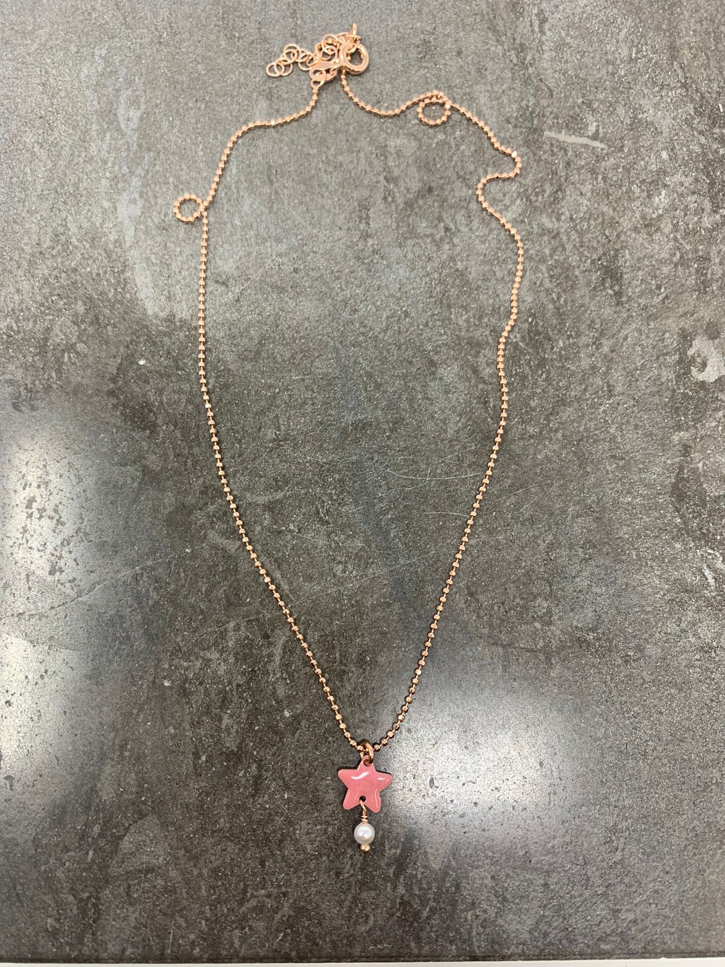Collana catena militare diamantata rosé cm40 più 2 di allungamento con stella smalto rosa antico e piccola perla bianca