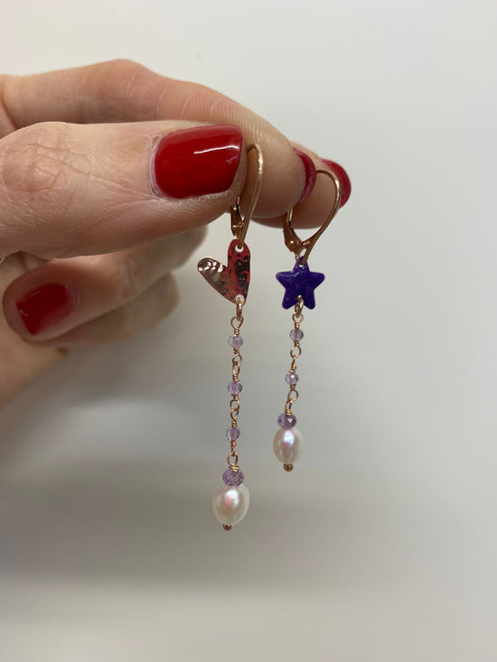 Coppia orecchini a monachella con cuore battuto rosè e stella viola con allungo di micro cristalli lilla con perla barocca pendente