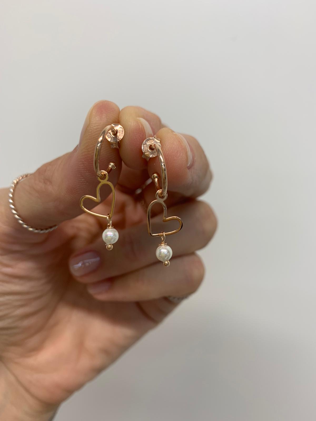 Coppia orecchini semicerchi con cuore Mikonos e perla - chiusura a farfallina