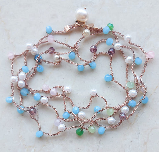 Cavigliera o collana o bracciale in macramè con cristalli azzurri/colorati e perle