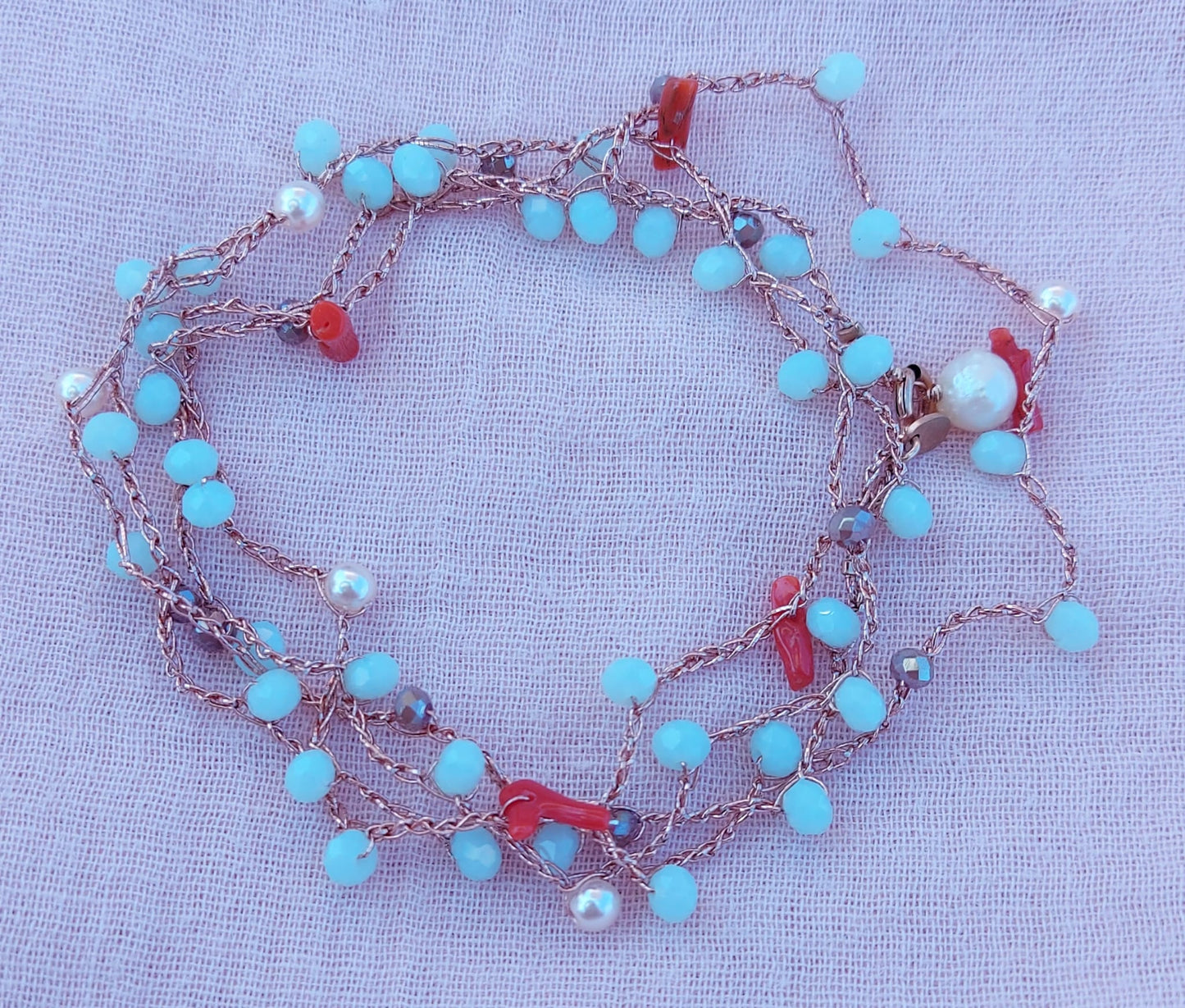 Cavigliera o bracciale o collana macramè con cristalli azzurri e corallini rossi