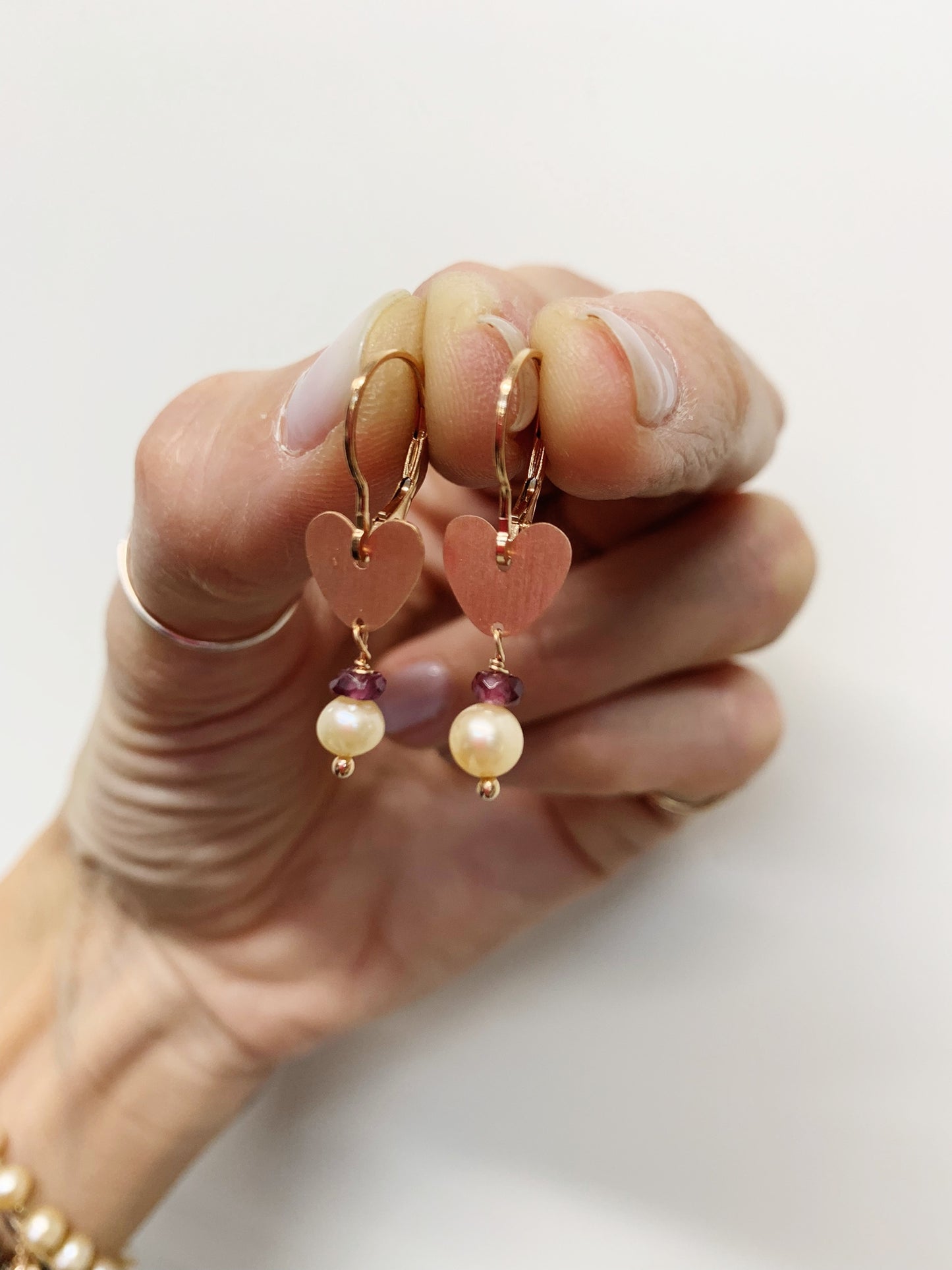 Coppia orecchini a lobo cuore coccoloso rosè con cristallo granato e perla pendente