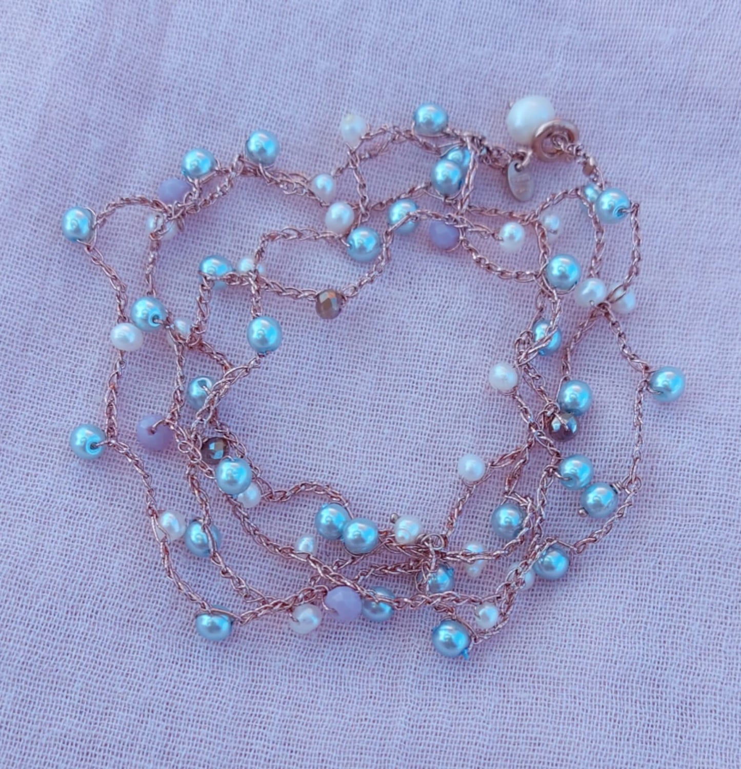 Cavigliera o bracciale o collana macramè con perle azzurro chiaro/lilla e perle bianche