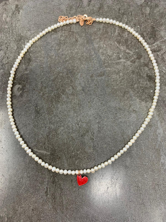 Collana choker perle tonde irregolari con cuore pendente smalto rosso madreperla - cm 35