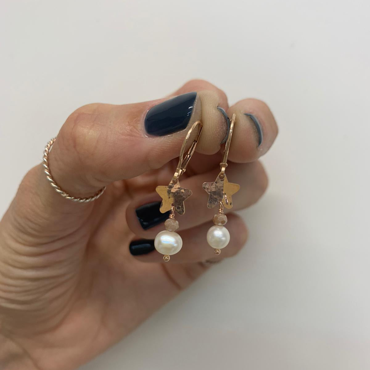 Orecchini Argento 925 Angioletti con perla,chiusura a monachella,con sacchetto più panno per lucidatura(ViMon Orecchini Argento 925 Angioletti con perla,chiusura a monachella,con sacchetto più panno per lucidatura(ViMon