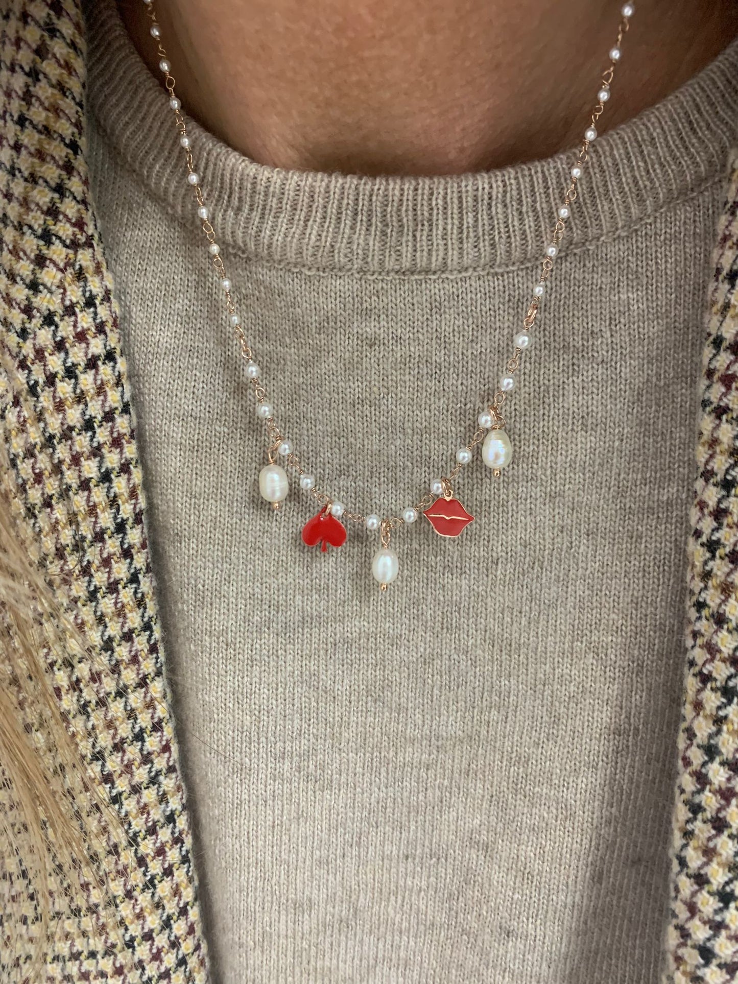 Collana perle e micro perle cm40 base rosé con cuore di picche e bacio smaltati Rossi e perle barocche