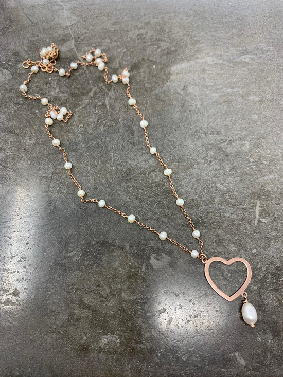 Collana catena alternata a perle con cuore vuoto da 2 cm e perla pendente rosé