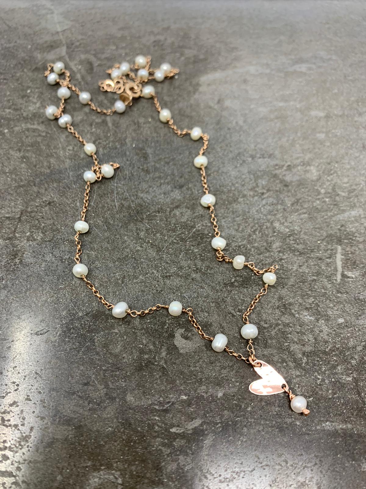 Collana catena rosè alternata a perle con cuore piccolo allungato battuto e perla pendente cm 50