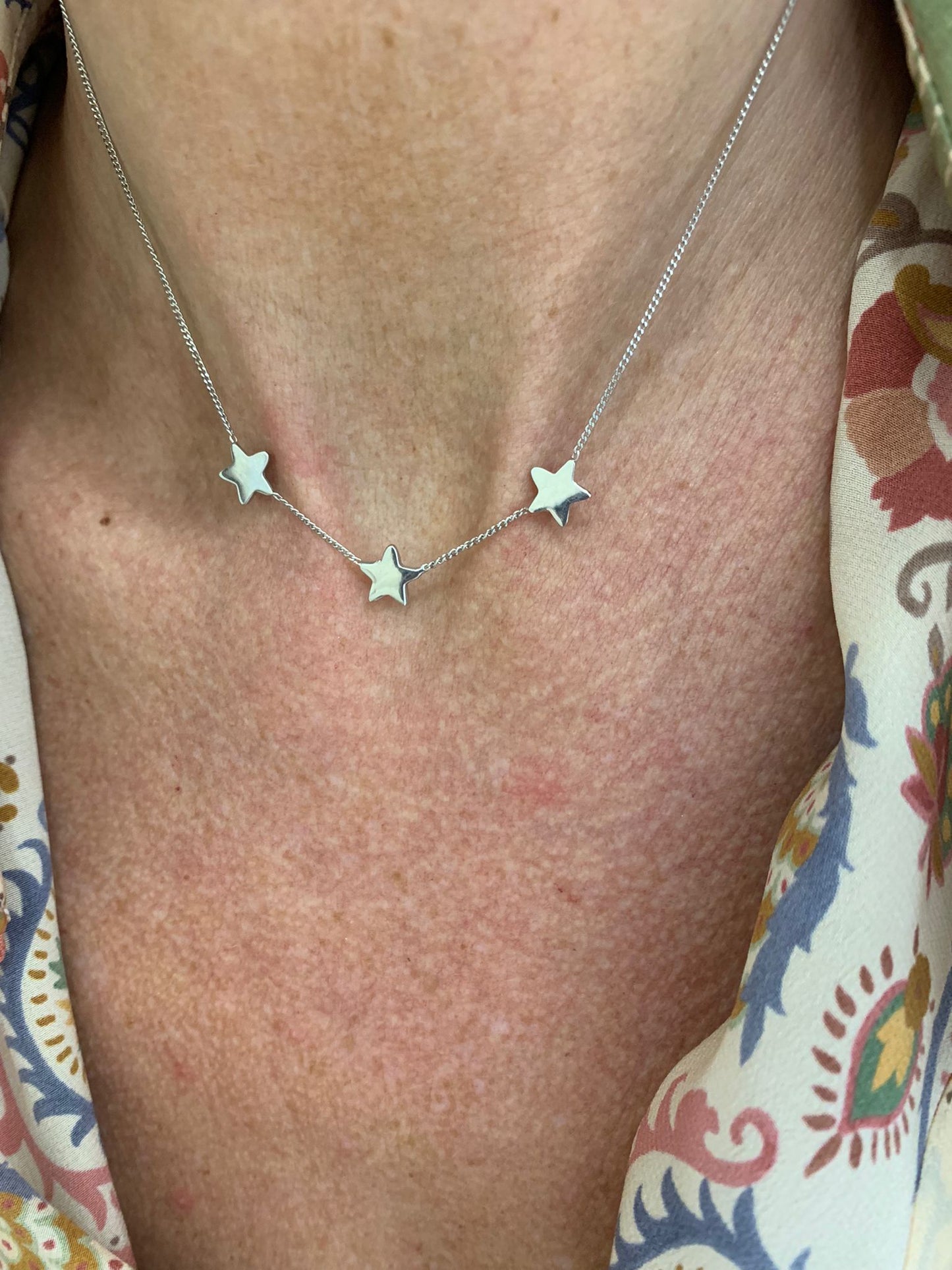 Collana catena grumette cm35 con tre stelle in linea da 0,8 mm in argento bianco