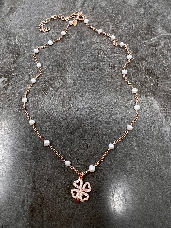 Collana catena e perle con quadrifoglio medio di zirconi bianchi - cm 35
