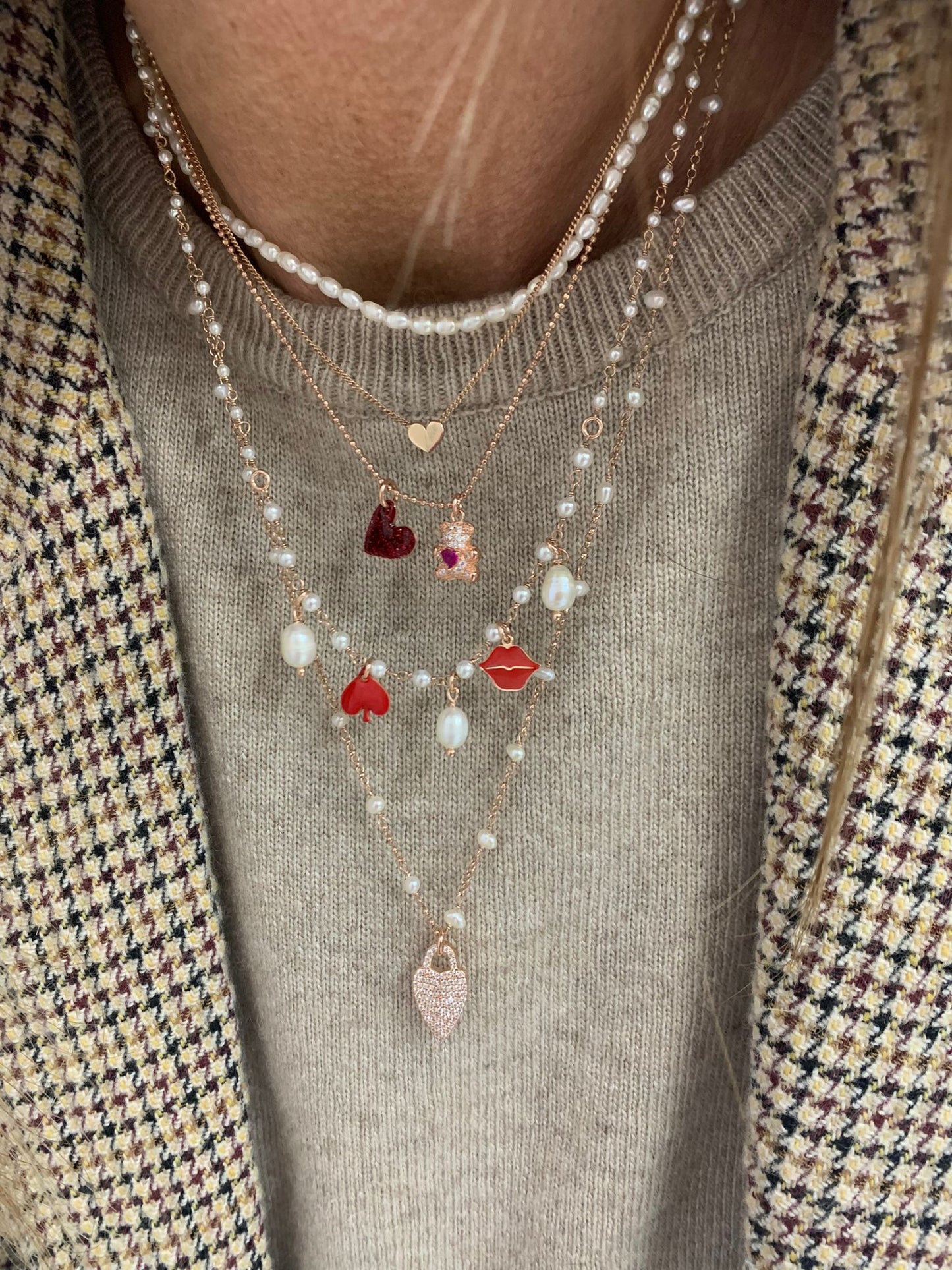 Collana perle e micro perle cm40 base rosé con cuore di picche e bacio smaltati Rossi e perle barocche