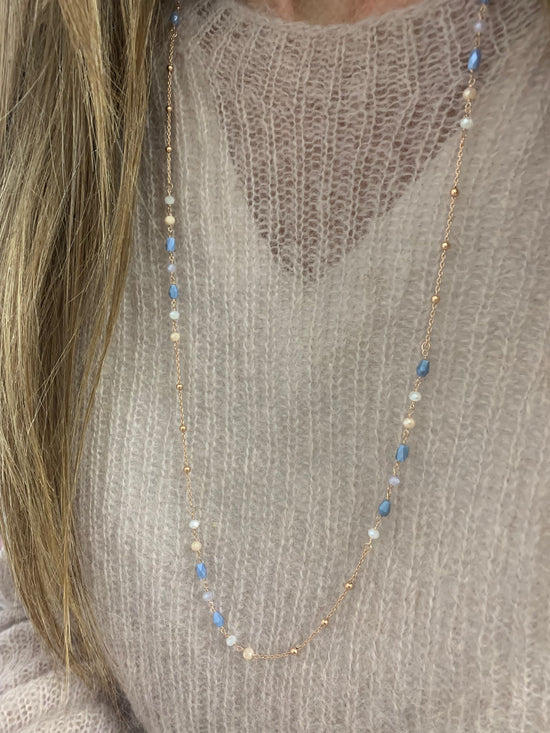 Collana catena a rosario alternata a cristalli azzurro polvere,beige,bianco cm 60