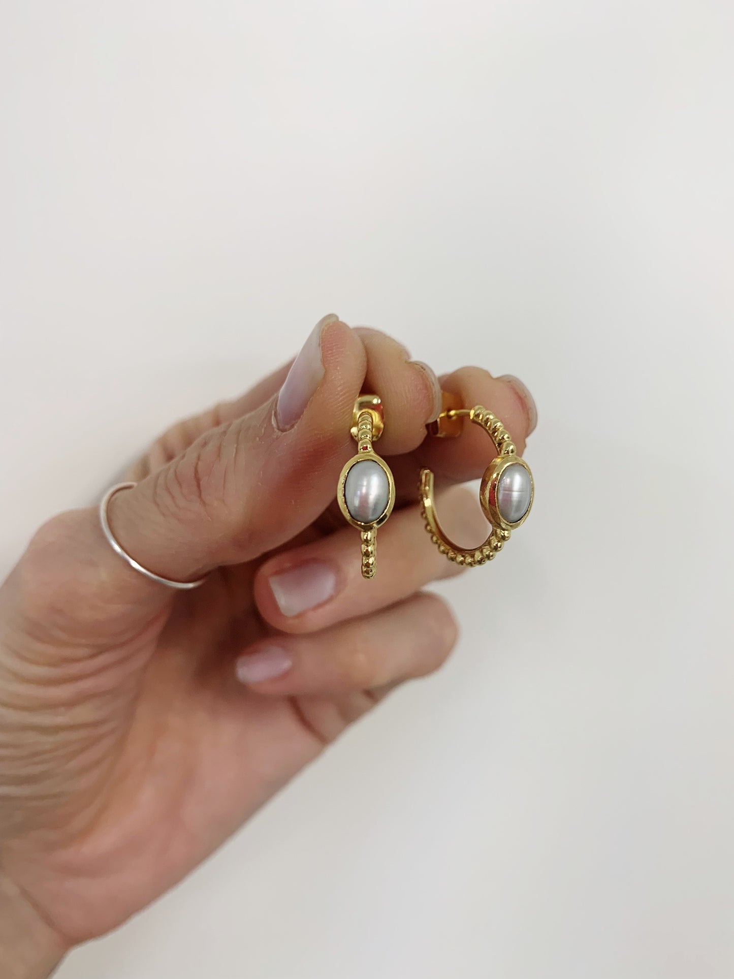 Coppia orecchini cerchi micro sfere oro giallo diametro 2 cm con perla ovale - Parigi