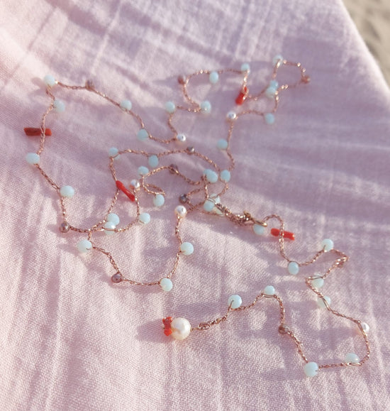 Cavigliera o collana o bracciale in macramè a tre fili con cristalli chiari, perle e coralli rossi
