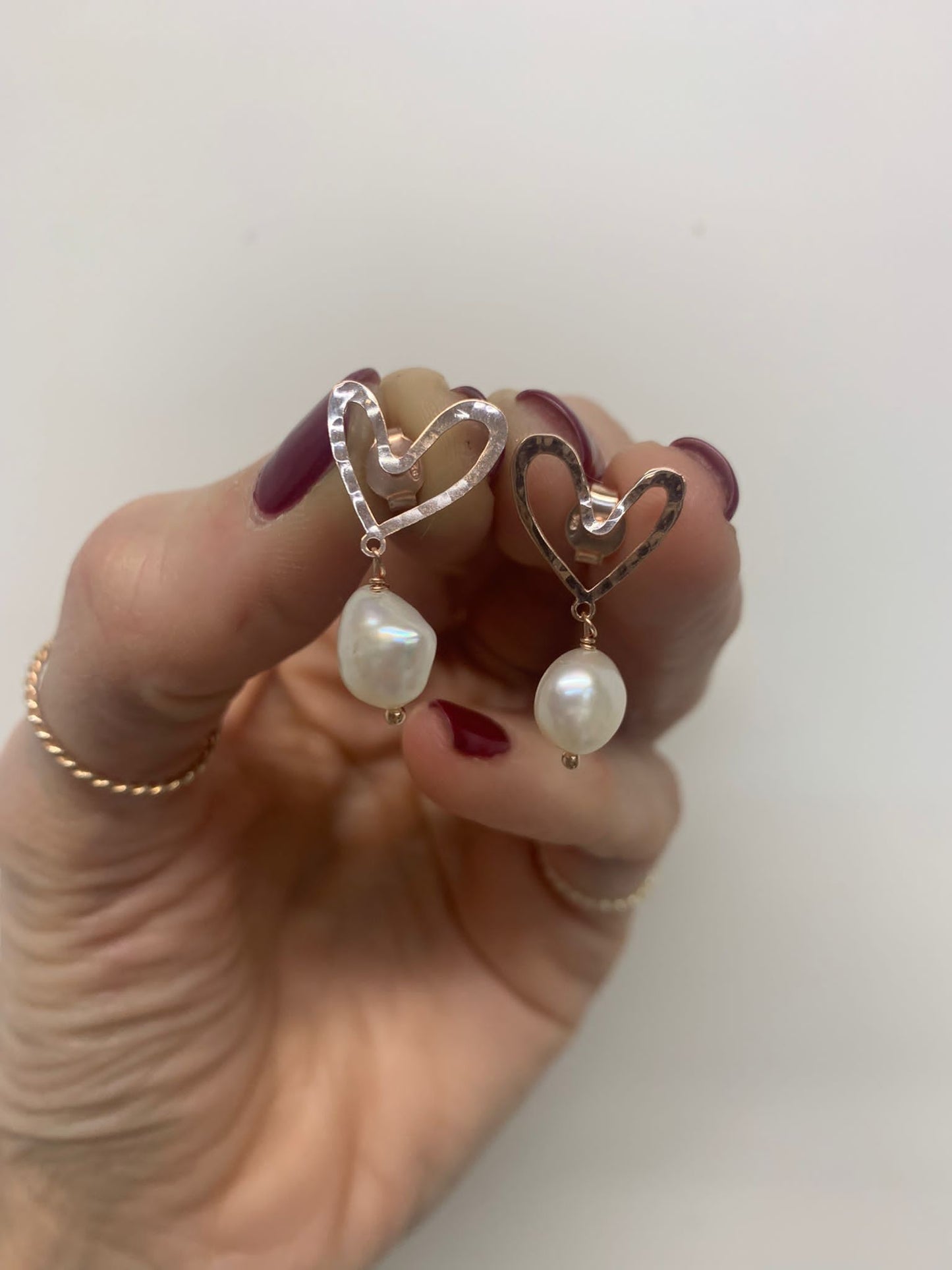 Coppia orecchini a lobo cuore vuoto battuto allungato con perla barocca irregolare - chiusura a farfallina