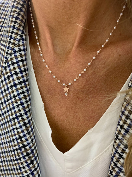 Collana micro cristalli perle bianche con una micro stella da 0,4 mm satinata ed una micro perla pendente bagnata in oro rosé  - cm 40