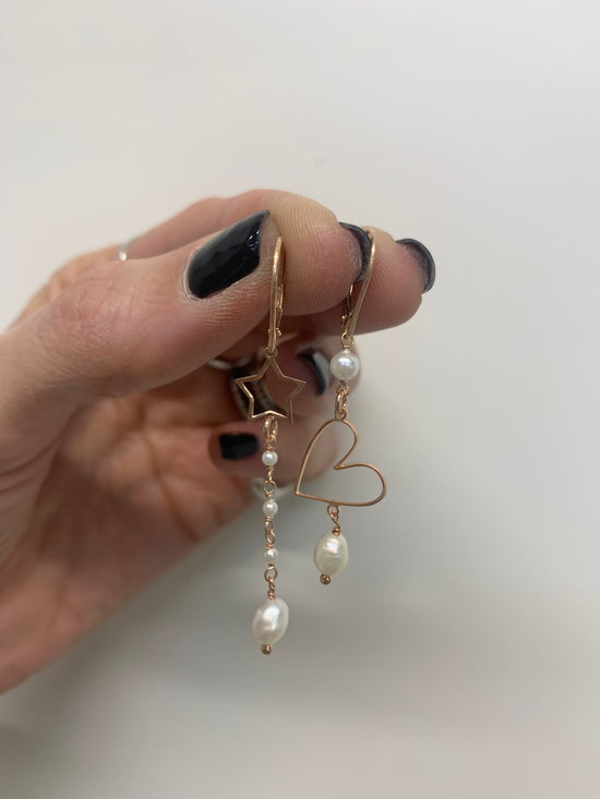 Coppia orecchini a monachella stella vuota e cuore vuoto allungo di micro perle e perla barocca pendente