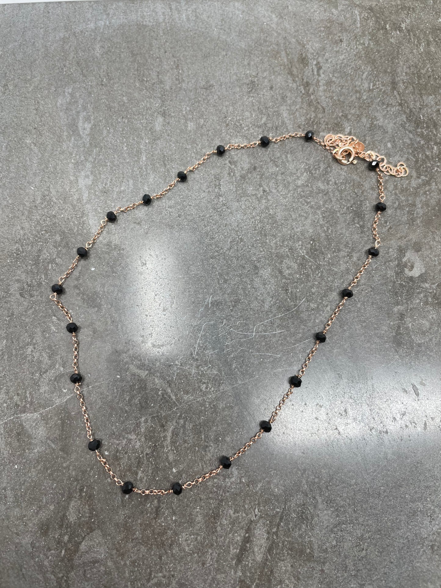 Collana catena rosè alternata a cristalli neri cm 35 - Lumiere Bijoux