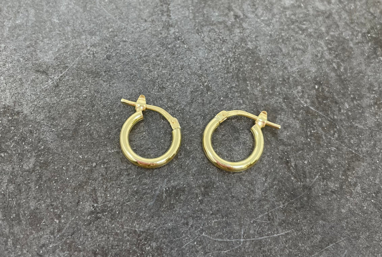 Coppia orecchini cerchietti lisci oro giallo da 1 cm - chiusura scattino