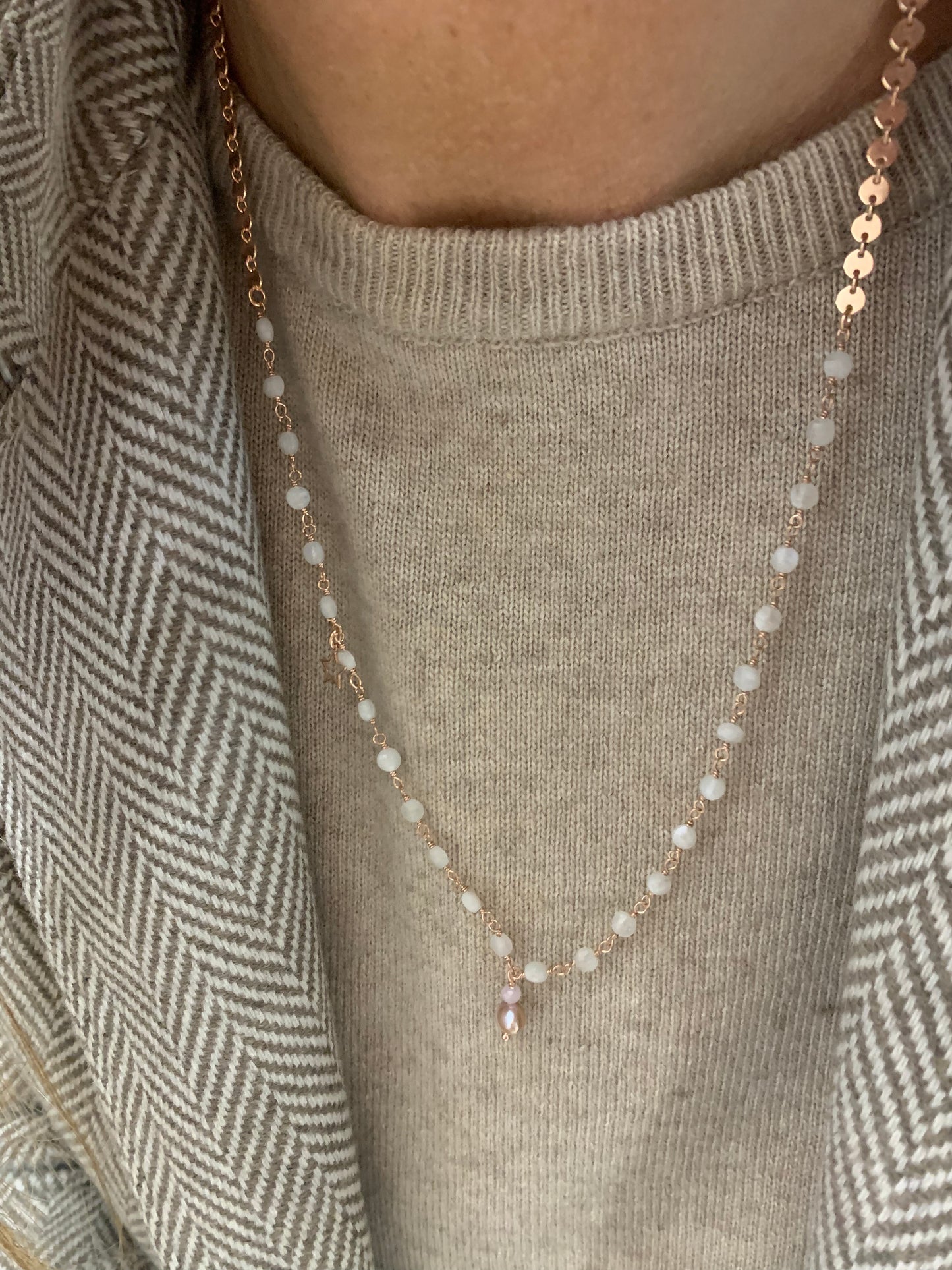 Collana cm50 con cristalli pepita bianchi con piccola perla barocca al centro