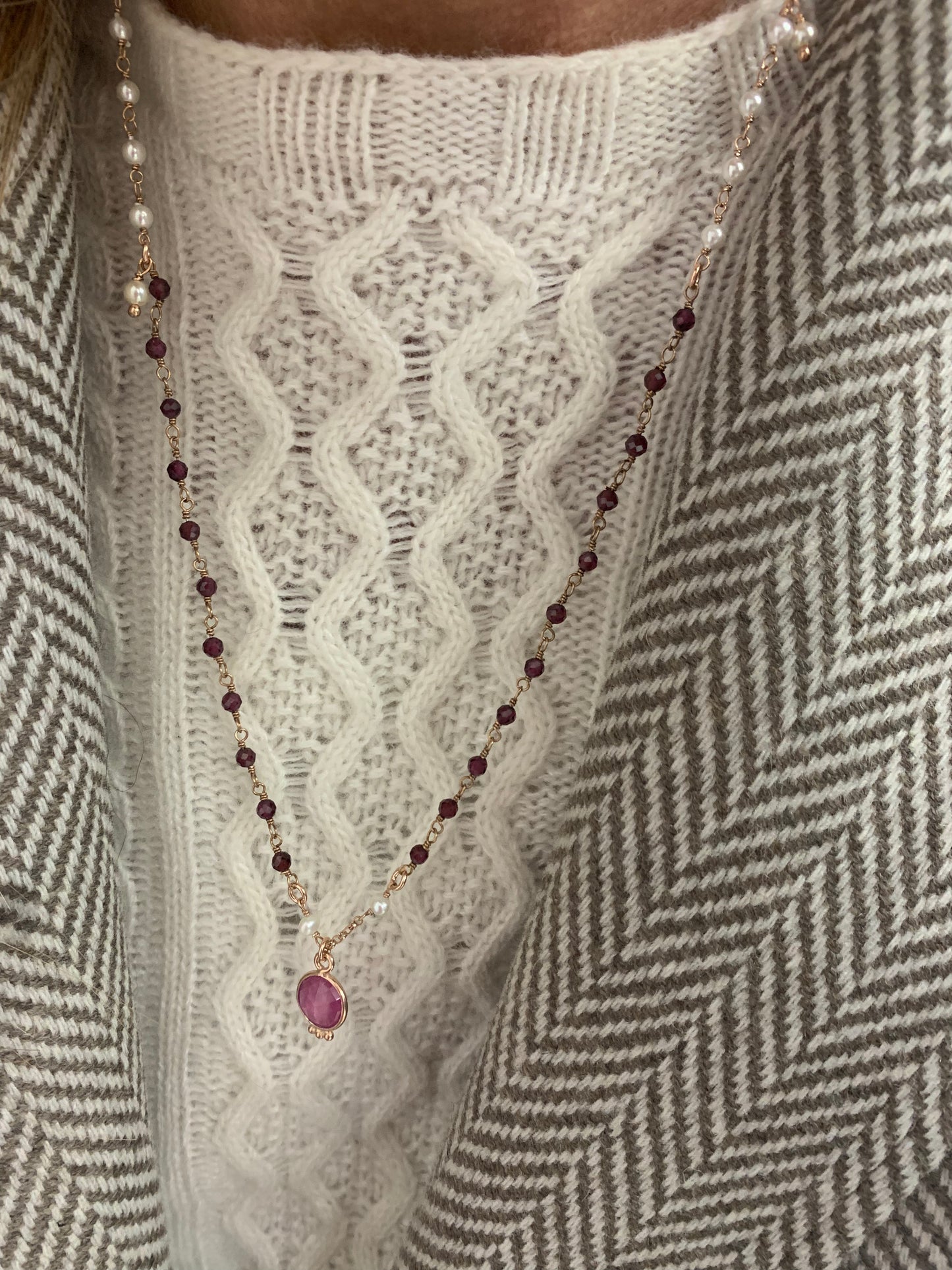 Collana cm50 con cristalli bordeaux e perla con pietra naturale pendente Magenta -pezzo unico