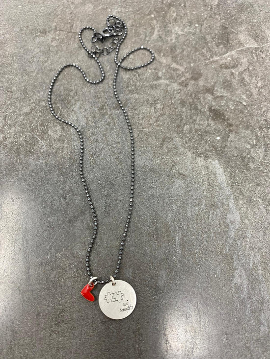 Collana catena militare diamantata rutenio cm40 con targhetta tonda da 1.2 mm con coppia puzzle “mi completi” e micro cuore bacio rosso - pezzo unico